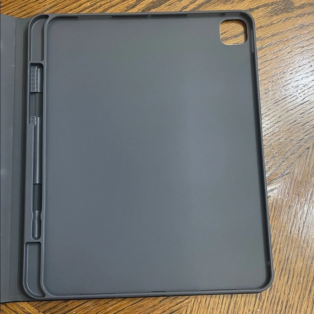 NEW IPad Pro 13 in Accessories Lot